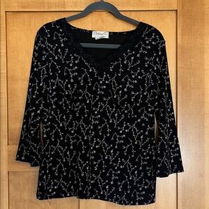 Clothing Co by Notations  Black and White floral Patterned Blouse. Medium